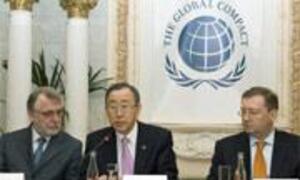Le secrétaire général de ONU, Ban Ki-moon, prend la parole à la tribune lors du lancement du Réseau Pacte mondial de la Fédération de Russie.