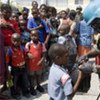 Un casque bleu brésilien distribue de la nourriture à des familles haïtiennes. (avril 2008)