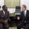 Le Secrétaire général Ban Ki-moon en avril 2008 avec Morgan Tsvangirai, leader du Mouvement pour le changement démocratique (MDC).