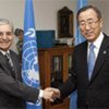 Le Secrétaire général Ban Ki-Moon et  Edouard Dayan, directeur général de l'UPU