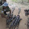 Des casques bleus inspectent des armes remises par des milices à Guiglo, en Côte d'Ivoire, en 2006.