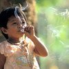 Курящие дети подвергаются особой опасности, но их здоровью угрожает и курение окружающих. 