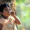 Una niña fumando. Actualmente, se estima que hay 1100 millones de fumadores en todo el mundo.