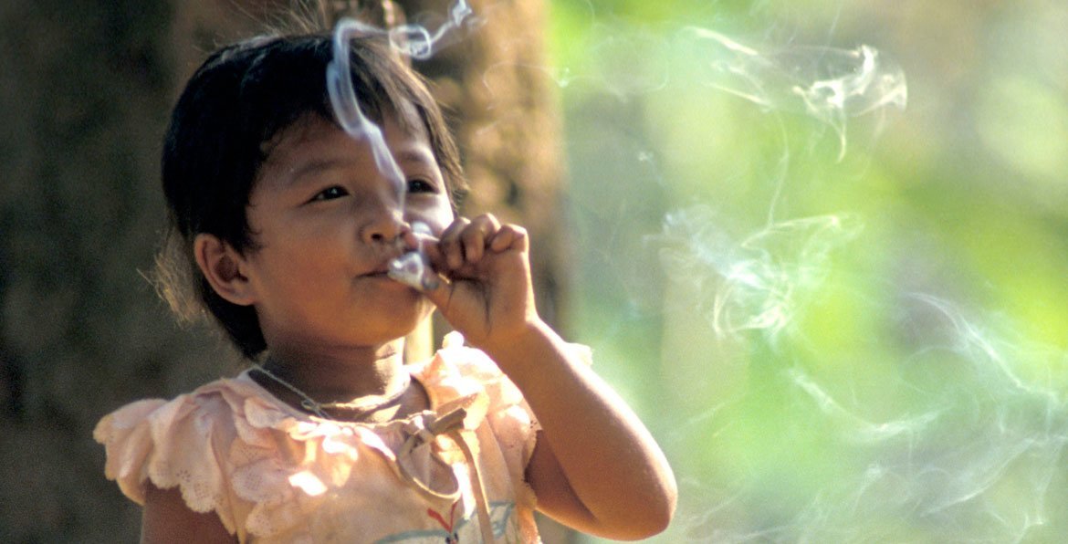 Una niña fumando. Actualmente, se estima que hay 1100 millones de fumadores en todo el mundo.