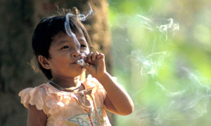 Una niña fumando. Actualmente, se estima que hay 1100 millones de fumadores en todo el mundo.