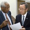 Le Secrétaire général de l'ONU Ban Ki-moon (à droite) discute avec le Sous-secrétaire général aux affaires politiques, Haile Menkerios.