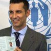 New Goodwill Ambassador Jesús Vázquez proudly holds UNHCR certificate