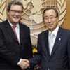 Le Secrétaire général de l'ONU Ban Ki-moon (à droite) avec son conseiller spécial sur Chypre, Alexander Downer.