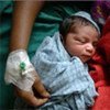 Un nouveau-né en Inde dont la mère est séropositive.