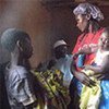 Une femme angolaise et ses enfants rendent visite à une équipe de l'UNICEF.