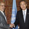 Le Secrétaire général de l'ONU Ban Ki-moon (à droite) avec le président élu de Mauritanie Sidi Ould Cheikh Abdallahi (3 juin 2008).
