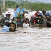 Des soldats de la MINUSTAH sauvent des enfants d'un orphelinat détruit par l'ouragan Ike.