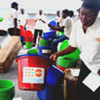 Des employés de l'ONU et des volontaires préparent des kits d'hygiènes pour des femmes haïtiennes.