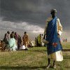 Une femme attend des rations alimentaires d'urgence.