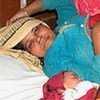 Joven madre en un hospital de Rajasthan, India