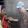 Le Secrétaire général Ban Ki-moon rencontre des victimes d'inondations au Bangladesh (novembre 2008).