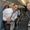 Le Secrétaire général de l'ONU Ban Ki-moon avec le sénateur Barack Obama à bord d'un avion en 2007.