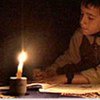 Les coupures d'électricité à Gaza signifient que les enfants doivent s'éclairer à la bougie pour étudier.
