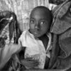 Un garçon se repose dans un abri dans le camp de Kibati.