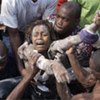 Une survivante sauvée des décombres d'une école qui s'est effondrée en Haïti (7 novembre 2008).