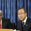 Le Secrétaire général Ban Ki-moon avec le Secrétaire général adjoint aux affaires humanitaires John Holmes.