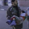 Un homme porte un enfant qui se trouvait dans une école à Gaza bombardée par Israël.