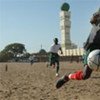 Un enfant sénégalais jouant au football..