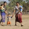 Deux femmes réfugiées avec leurs enfants dans un camp à la frontière entre la Thaïlande et le Myanmar.