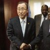 Le Secrétaire général Ban Ki-moon et le Président du Zimbabwe Robert Mugabe lors d'une rencontre à Addis Abeba en février 2009.