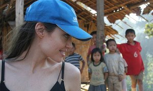 L'actrice Angelina Jolie dans un camp de réfugiés au nord de la Thaïlande.