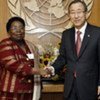 Le Secrétaire général Ban Ki-moon (droite) avec la ministre des affaires étrangères d'Afrique du Sud, Nkosazana Dlamini-Zuma.