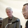 Le Secrétaire général Ban Ki-moon (à droite) avec l'ancien Président américain Bill Clinton lors d'une visite en Haïti en mars 2009.