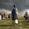 Une femme déplacée par des combats au Soudan attend de recevoir de l'aide alimentaire d'urgence.