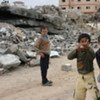 Des enfants dans les ruines de Gaza.