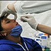 Examen de salud a niña en México. Foto de archivo:  OMS/OPS/Harold Rui