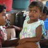 Une petite fille dans un camp de personnes déplacées à Vavuniya, au Sri Lanka.