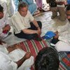 Antonio Guterres rencontre un groupe de civils pakistanais déplacés.