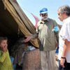 Le chef du HCR Antonio Guterres visite un camp de déplacés près de Peshawar au Pakistan.