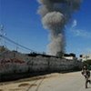 Un garçon fuit une explosion dans la bande de Gaza.