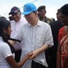 Le Secrétaire général Ban Ki-moon (au centre) lors d'une visite dans un camp de déplacés à Menik Farm au Sri Lanka le 23 mai 2009.