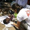 Une employée de Médecins sans Frontières (MSF) soigne un malade du choléra au Zimbabwe.