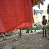 Des enfants au milieu du linge qui sèche à Port-au-Prince, en Haïti.