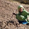 Une fillette afghane dans un champ de pommes de terre à Bamyan.