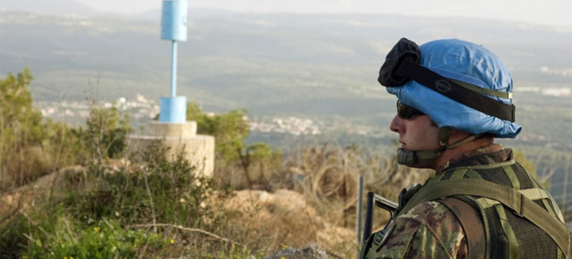 Un casque bleu de la FINUL le long de la "Ligne bleue" à la frontière entre le Liban et Israël.