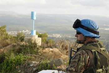 Un casque bleu de la FINUL le long de la "Ligne bleue" à la frontière entre le Liban et Israël.
