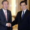 Le Secrétaire général Ban Ki-moon (à gauche) avec le Président chinois Hu Jintao lors d'une rencontre en 2009.