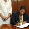 Susan Rice, Représentante permanente des Etats-Unis auprès de l'ONU signe la Convention de l'ONU relative aux droits des personnes handicapées