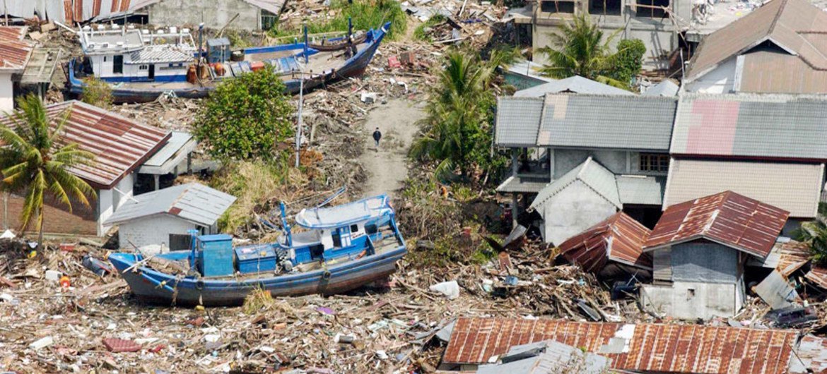 Vue aérienne des destructions causées par le tsunami en Indonésie en 2004. Photo ONU/E. Schneider