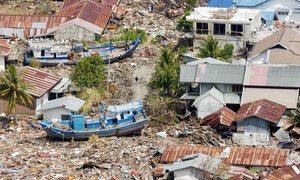 Vue aérienne des destructions causées par le tsunami en Indonésie en 2004. Photo ONU/E. Schneider