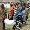 Des réfugiés somaliens récupèrent des rations à un centre de distribution du PAM